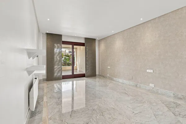 Elegant beachfront apartment with private terrace in Los Monteros, Marbella