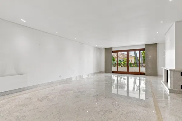 Elegant beachfront apartment with private terrace in Los Monteros, Marbella