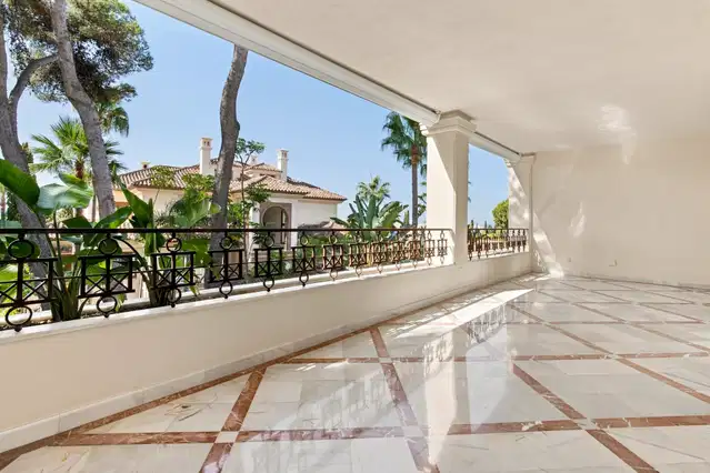 Elegant beachfront apartment with private terrace in Los Monteros, Marbella