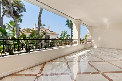 Elegant beachfront apartment with private terrace in Los Monteros, Marbella