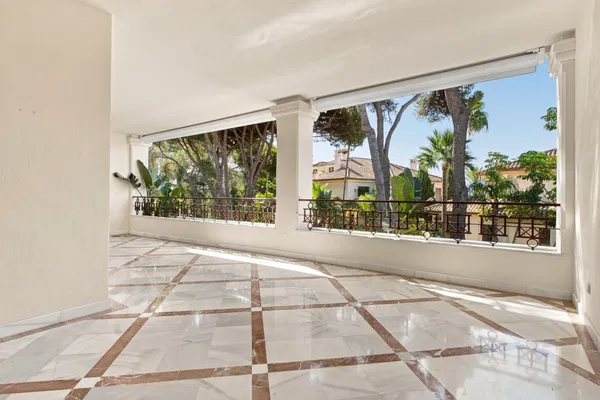 Elegant beachfront apartment with private terrace in Los Monteros, Marbella