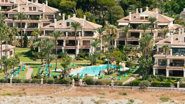 Elegant beachfront apartment with private terrace in Los Monteros, Marbella