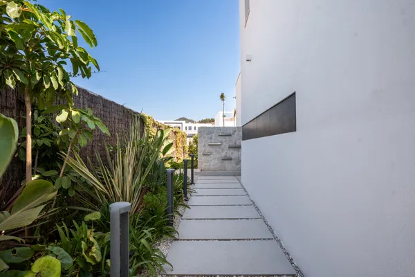 Contemporary Villa with Sea Views in El Limonar, Málaga Este
