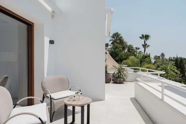 Exclusive penthouse ground floor with a private garden in Alcores del Golf, Nueva Andalucía
