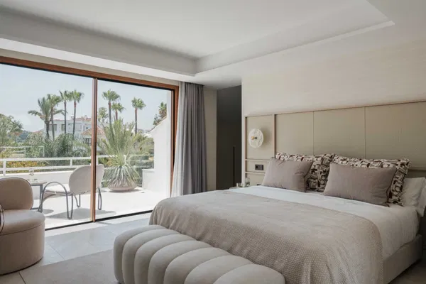 Exclusive penthouse ground floor with a private garden in Alcores del Golf, Nueva Andalucía