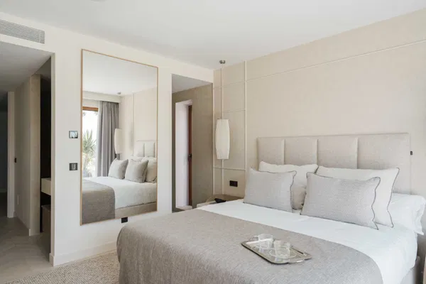 Exclusive penthouse ground floor with a private garden in Alcores del Golf, Nueva Andalucía