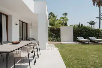 Exclusive penthouse ground floor with a private garden in Alcores del Golf, Nueva Andalucía