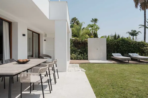 Exclusive penthouse ground floor with a private garden in Alcores del Golf, Nueva Andalucía