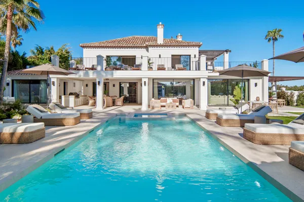 Remarkable frontline golf villa in La Cerquilla, Nueva Andalucía