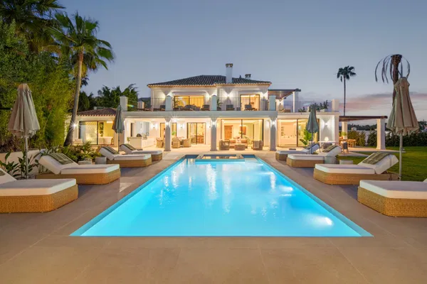Remarkable frontline golf villa in La Cerquilla, Nueva Andalucía