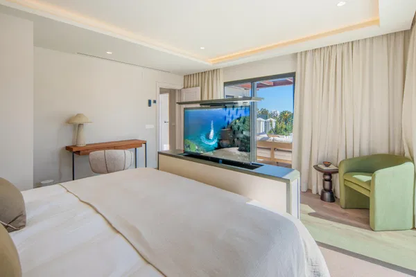 Remarkable frontline golf villa in La Cerquilla, Nueva Andalucía