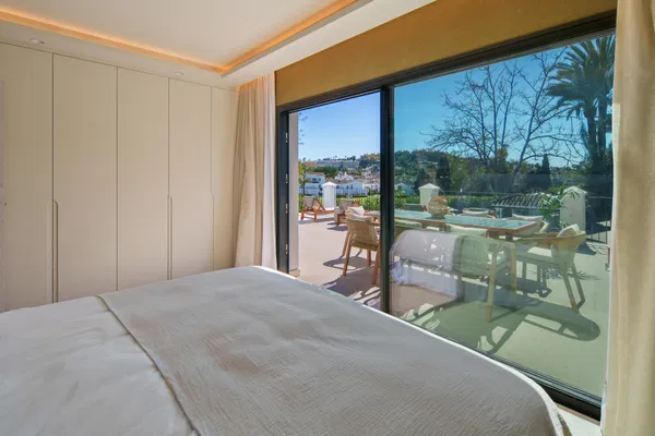 Remarkable frontline golf villa in La Cerquilla, Nueva Andalucía