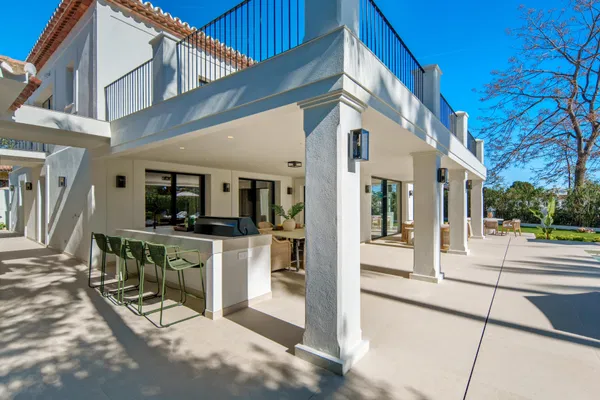 Remarkable frontline golf villa in La Cerquilla, Nueva Andalucía