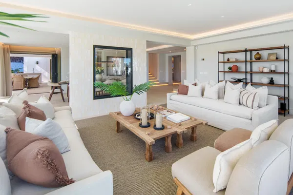 Remarkable frontline golf villa in La Cerquilla, Nueva Andalucía