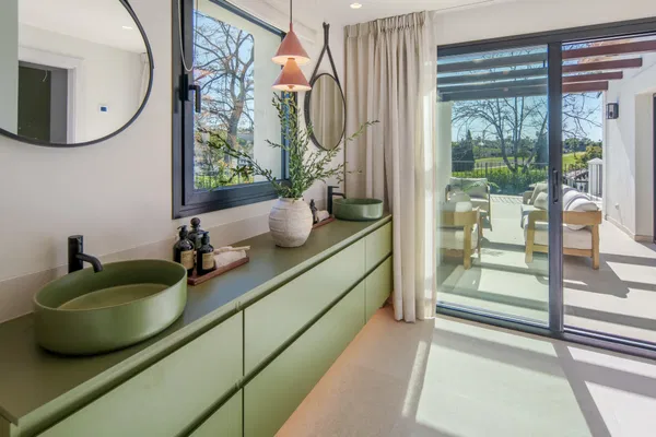 Remarkable frontline golf villa in La Cerquilla, Nueva Andalucía