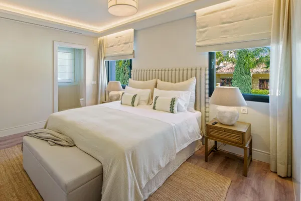 Remarkable frontline golf villa in La Cerquilla, Nueva Andalucía