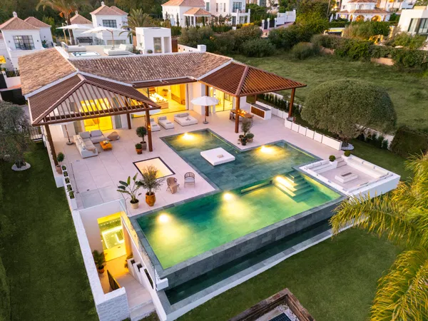 Frontline golf villa in La Cerquilla, Nueva Andalucía
