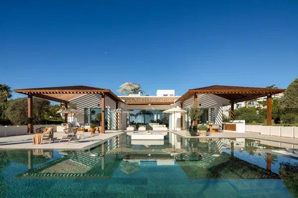 Frontline golf villa in La Cerquilla, Nueva Andalucía