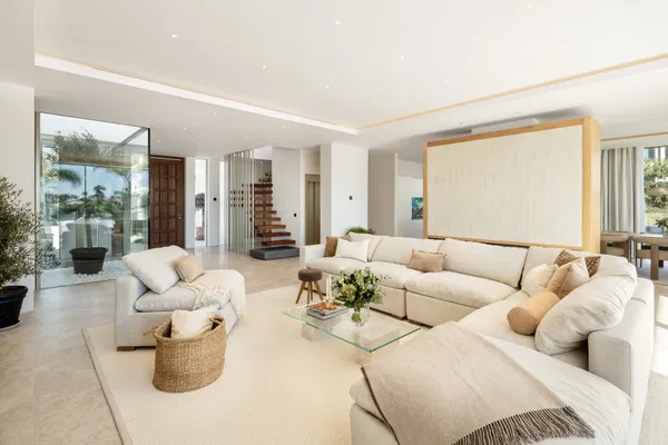 Frontline golf villa in La Cerquilla, Nueva Andalucía
