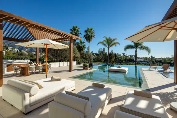 Frontline golf villa in La Cerquilla, Nueva Andalucía