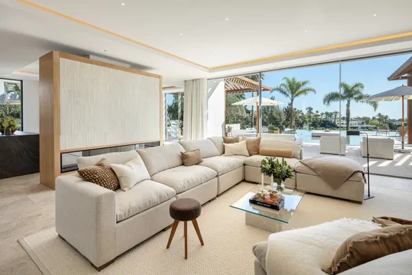 Frontline golf villa in La Cerquilla, Nueva Andalucía