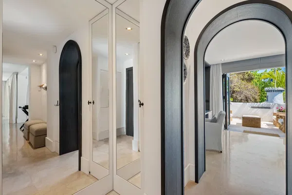 Elegant beachside apartment in Marina Puente Romano, Marbella Golden Mile