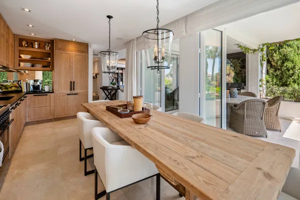 Elegant beachside apartment in Marina Puente Romano, Marbella Golden Mile