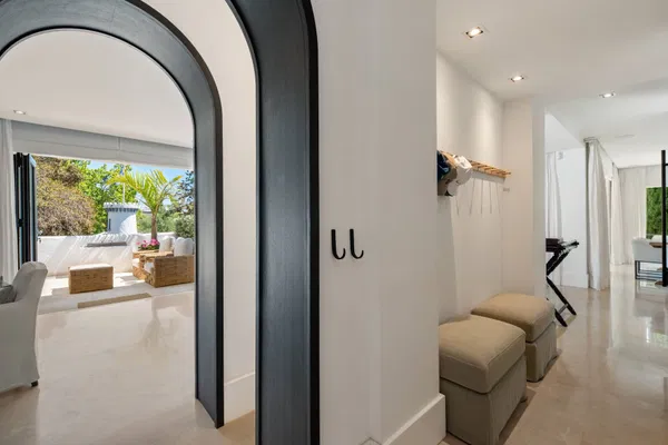 Elegant beachside apartment in Marina Puente Romano, Marbella Golden Mile