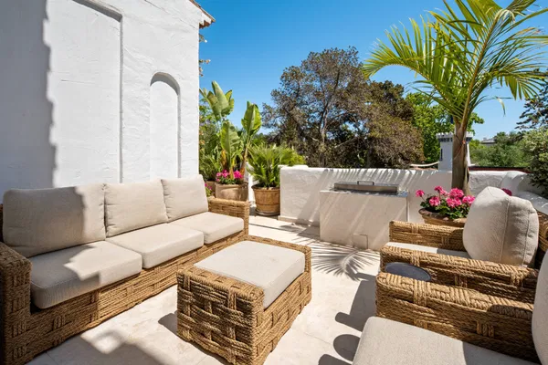 Elegant beachside apartment in Marina Puente Romano, Marbella Golden Mile