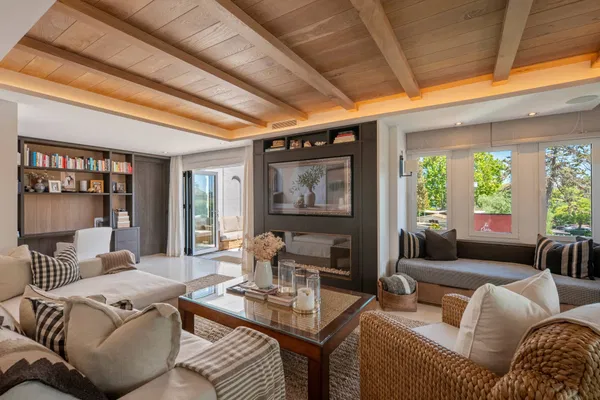 Elegant beachside apartment in Marina Puente Romano, Marbella Golden Mile