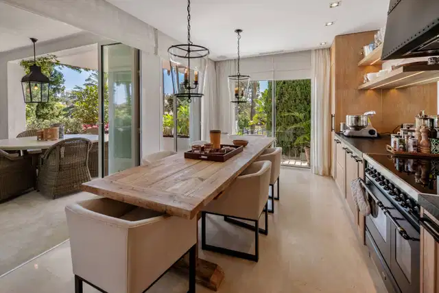 Elegant beachside apartment in Marina Puente Romano, Marbella Golden Mile