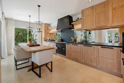 Elegant beachside apartment in Marina Puente Romano, Marbella Golden Mile