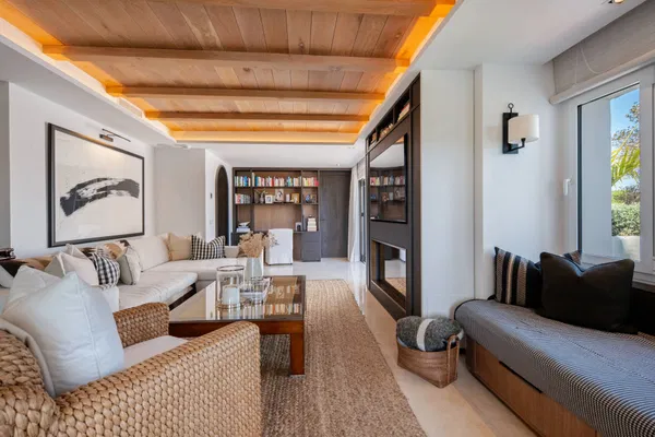 Elegant beachside apartment in Marina Puente Romano, Marbella Golden Mile