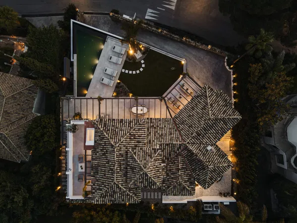 Contemporary masterpiece of architectural luxury in El Herrojo, Benahavís