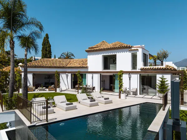 Contemporary masterpiece of architectural luxury in El Herrojo, Benahavís