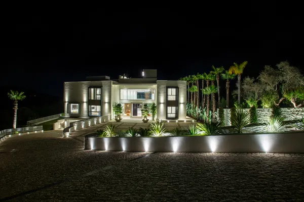 A luxury retreat in the mountains of Benahavís with sea views
