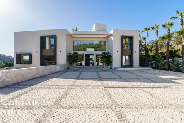 A luxury retreat in the mountains of Benahavís with sea views