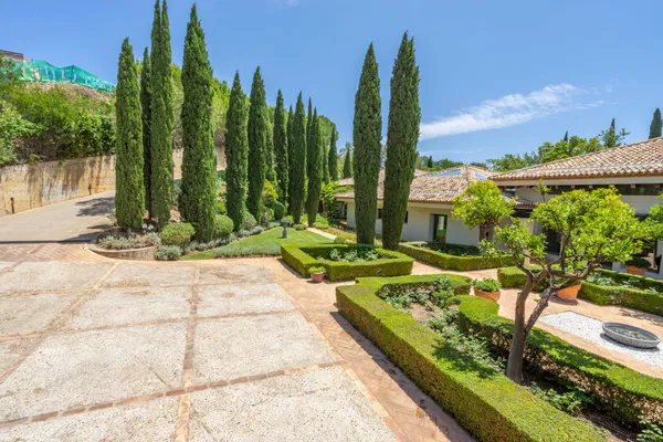 Huge family home in privileged residential area of La Zagaleta, Benahavis