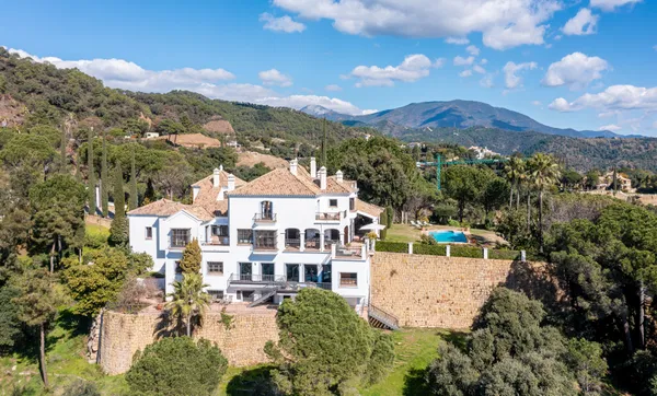 Wonderful luxury villa in the countryside with Andalusian flair, El Madroñal, Benahavis