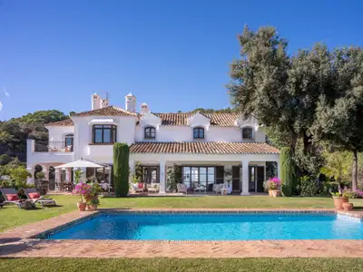 Wonderful luxury villa in the countryside with Andalusian flair, El Madroñal, Benahavis