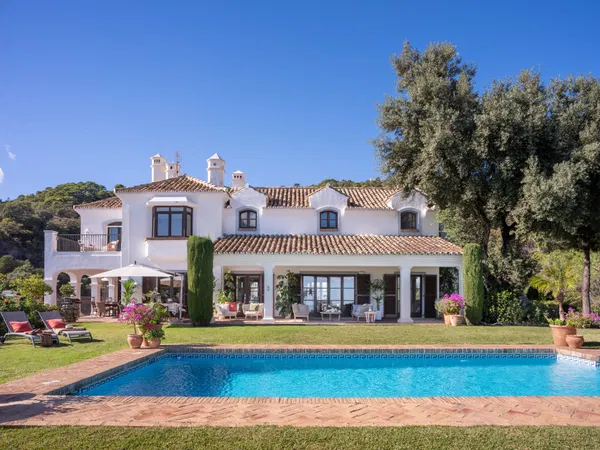 Wonderful luxury villa in the countryside with Andalusian flair, El Madroñal, Benahavis