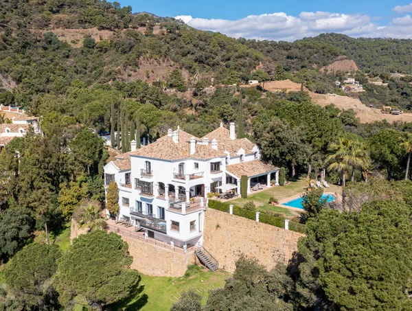 Wonderful luxury villa in the countryside with Andalusian flair, El Madroñal, Benahavis