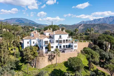 Wonderful luxury villa in the countryside with Andalusian flair, El Madroñal, Benahavis