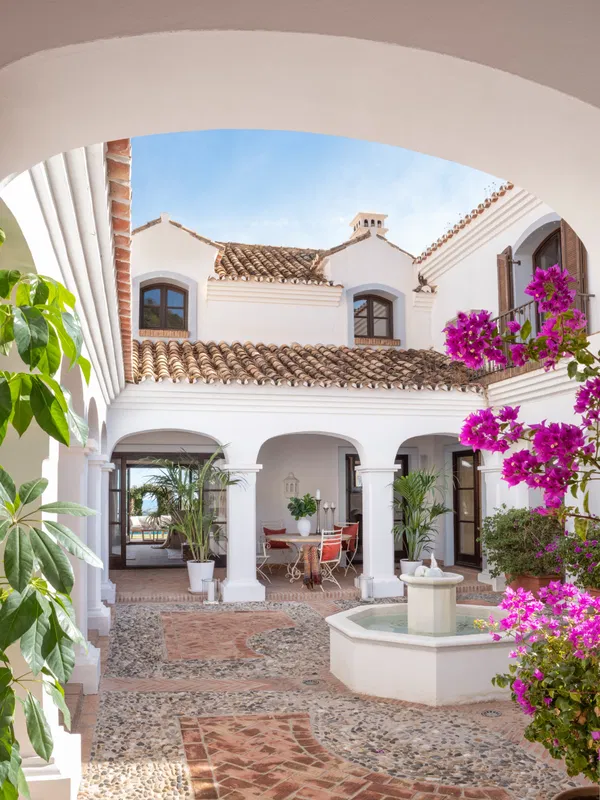 Wonderful luxury villa in the countryside with Andalusian flair, El Madroñal, Benahavis