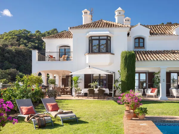 Wonderful luxury villa in the countryside with Andalusian flair, El Madroñal, Benahavis