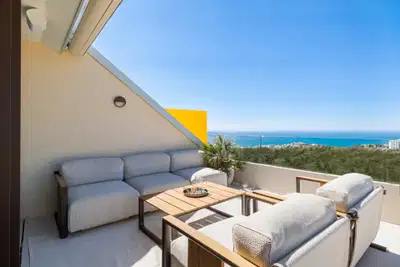 Bright penthouse with sea views in El Higuerón