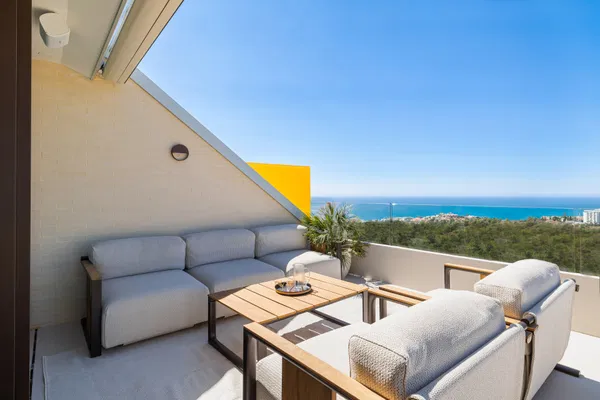Bright penthouse with sea views in El Higuerón