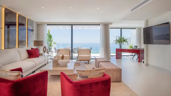 Impressive sky villa with views of the cliffs