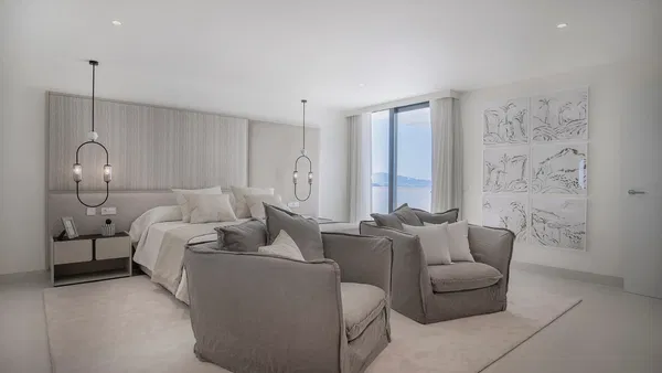 Impressive sky villa with views of the cliffs