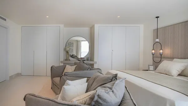 Impressive sky villa with views of the cliffs